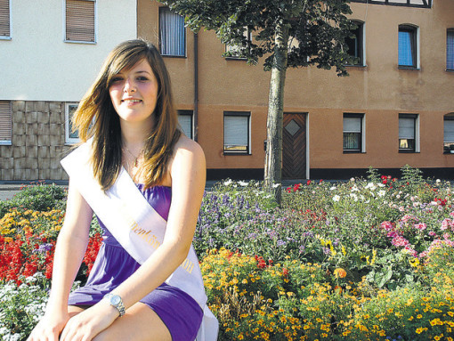 Nicole Häring freut sich, als Blumenkönigin auf dem Wagen der Flora mitfahren zu dürfen