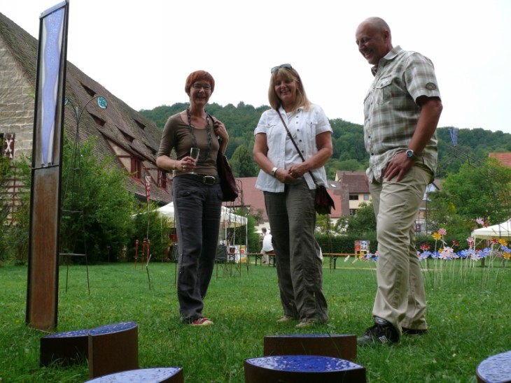 Gäste der Vernissage bestaunen im Tetzelschlossgarten die „Blauen Boote“ von Silvia Lobenhofer. Foto: U. Meckler