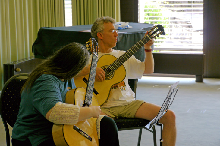 Gitarrist Eliot Fisk gibt Unterricht. Foto: A. Pickel