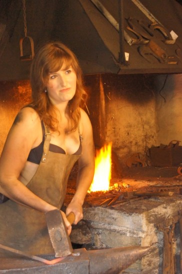 Spiel mit dem Feuer: Die Aufnahmen mit Lisa-Marie Engelhard wurde vor dem Schmiedeofen gemacht.