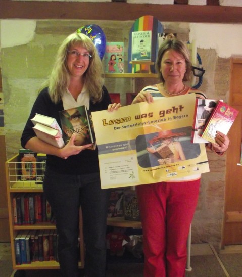 Barabara Schaffer (links), Leiterin der Feuchter Gemeindebücherei, und ihre Mitarbeiterin Claudia Türkyilmaz sind zufrieden: Rund 30 Kinder und Jugendliche machen bereits beim Sommerferien-Leseclub mit. Foto: Pröll