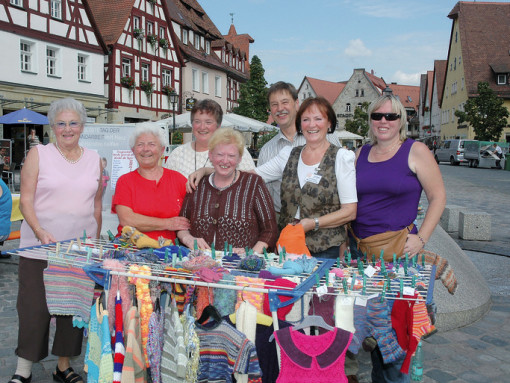 Die Mitarbeiter der Laufer Ausgabestelle und Teamleiterin Olga Anders (rechts) sind stolz auf ihre Tafel. Fotos: Rauenbusch