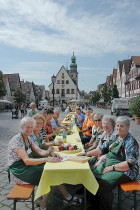 Kundinnen des Handarbeitsladens Sörgel in Lauf haben für bedürftige Kinder Kleidung gestrickt. Darüber freuen sich auch der Vorsitzende der Nürnberger Land Tafel, Jan van der Oest (hinten) und die Tafel-Schriftführerin, Marianne Endres (2.v.r.).