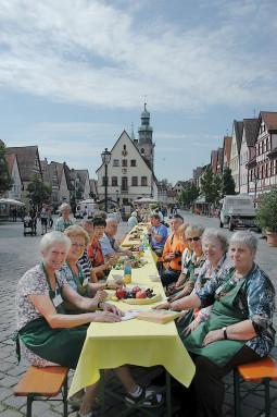 Kundinnen des Handarbeitsladens Sörgel in Lauf haben für bedürftige Kinder Kleidung gestrickt. Darüber freuen sich auch der Vorsitzende der Nürnberger Land Tafel, Jan van der Oest (hinten) und die Tafel-Schriftführerin, Marianne Endres (2.v.r.).