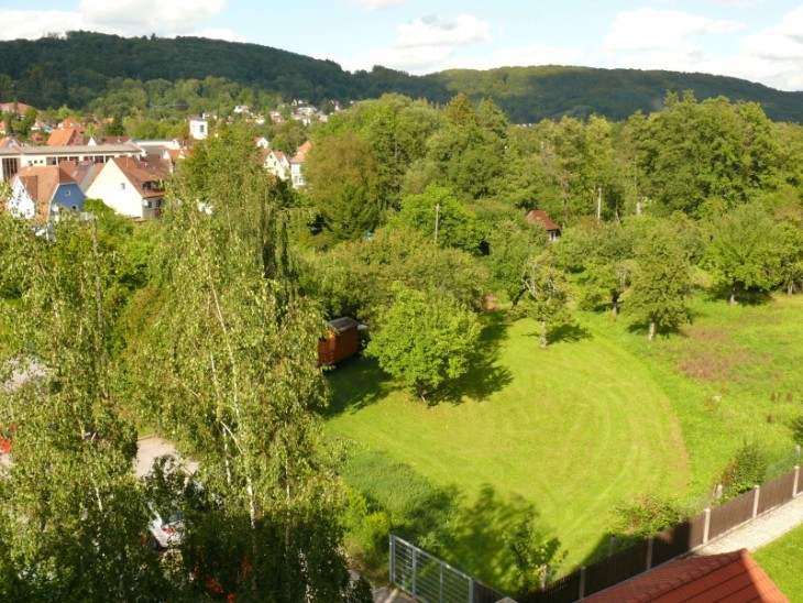 Auf dem Grün der Hersbrucker Turnhalleninsel (unten im Vordergrund) soll der Erweiterungsbau der PsoriSol-Klinik entstehen. Foto: J. Ruppert