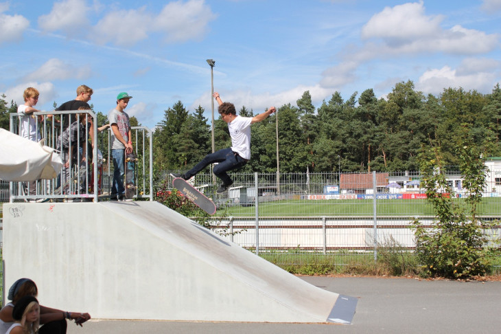 Auf der Anlage beim SK Lauf fand der „1. Laufer Skate-Contest“ statt. Dabei maßen heimische Skateboardfahrer ihre Kräfte und zeigten ihre besten Tricks. Foto: Privat