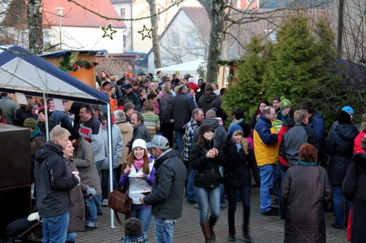 Die Gemeinde Etzelwang sowie die Vereine und Aussteller freuten sich über den regen Andrang am Etzelwanger Weihnachtsbasar. Foto: C. Skiefe