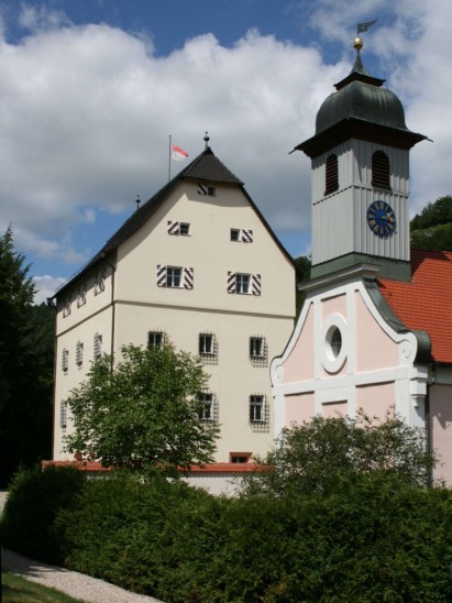Kirche und Schloss Artelshofen sind wahre Schmuckstücke im oberen Pegnitztal. Hier eine Aufnahme vom Sommer. Foto: S. Fuchs