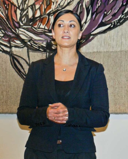 Wer die attraktive Sengül Obinger mit der besonderen Ausstrahlung bei ihrer Lesung im Sparkassensaal erlebte, mag kaum glauben, was die Frau schon in frühen Jahren erleben musste, bis sie sich emanzipieren konnte. Foto: Spandler