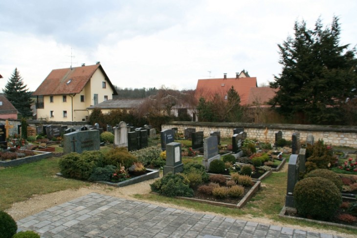 Die Friedhofserweiterung auf dem bisherigen Engelthaler Bauhofgelände im Hintergrund (niedrige Gebäude links und rechts, ganz links das Wohnhaus) und der dann nötige Neubau des Bauhofs sorgen für Diskussionen. Foto: D. Haas