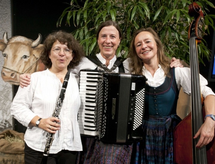 Die Musikerin und Mundartautorin Steffi Zachmeier bringt am 21. Januar ein Musikantinnen-Trio ins Heuhotel Vorra.