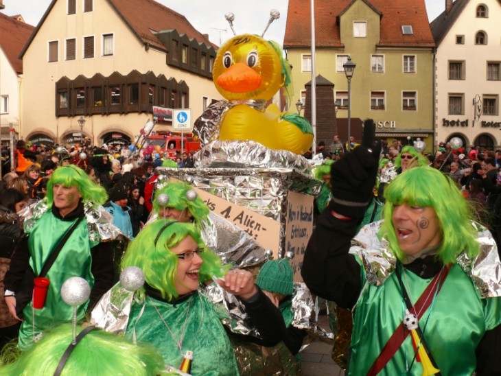 HERSBRUCK – Die Ente stand, natürlich, im Mittelpunkt des Närrschbrucker Rummzugs – nicht nur bei der Kirchgassgäng, die das ungeliebte Kreisel-Tier von Aliens einfangen ließ. Tausende säumten den Weg des Gaudiwurms in die Innenstadt. Foto: J. Ruppert