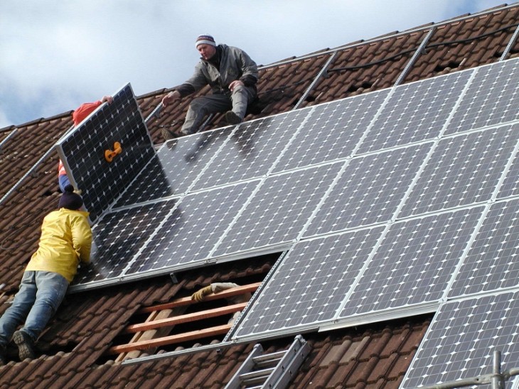 Solaranlagen an neuen Häusern sind in der Regel kein Thema. Wie nahe Photovoltaik-Anlagen denkmalgeschützten Bauten kommen dürfen, ist dagegen strittig. Foto: Th. Kohl