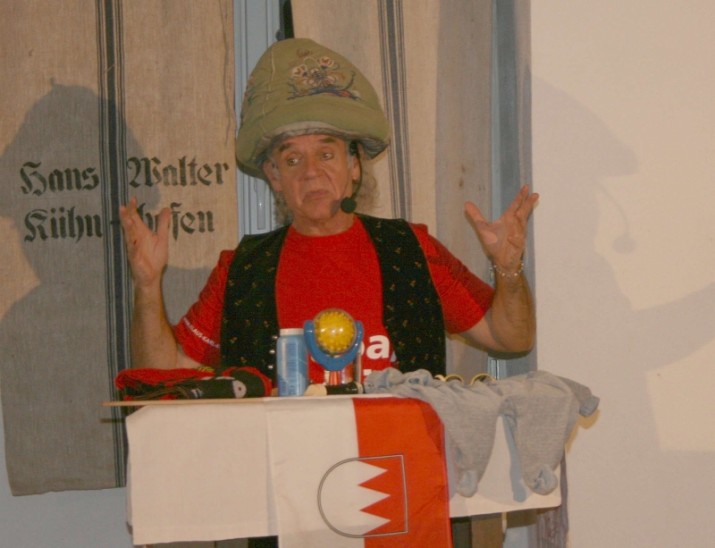 Klaus Karl-Kraus spielte, wie die anderen Kabarettisten auch, im Heuhotel vor ausverkauftem Haus. Vielleicht gibt es daher auch eine Wintersaison 2012/13. Foto: S. Fuchs