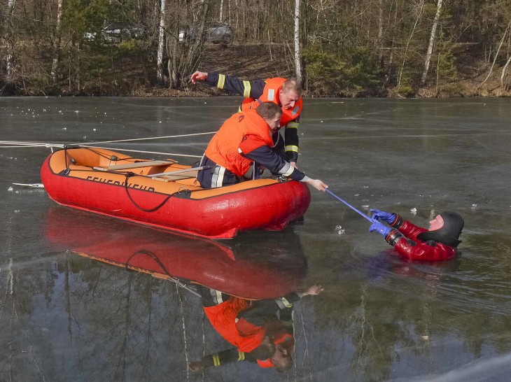 Kreisbrandmeister Peter Kölbl trug bei seinem Sprung ins vier Grad kalte Jägersee-Wasser einen Trocken-Taucheranzug, die beiden Rettungsschwimmerinnen Miriam Schraub und Andrea Lehmann wagten sich in Halbtrockenanzügen ins eisige Nass. Foto: Blinten
