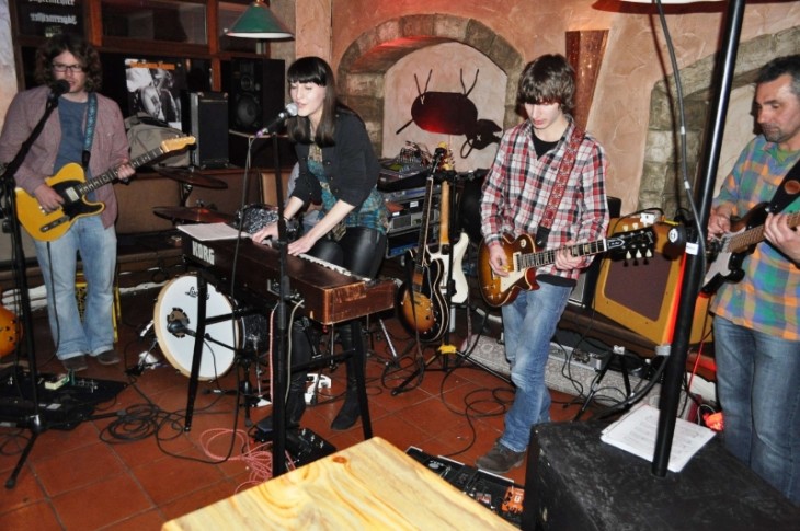 Die jungen Musiker von „Revelation Sunday“ sorgten an ihren Instrumenten für Leben im „Toten Hund“. Foto: Th. Raum