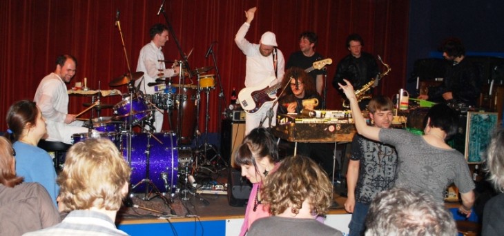 Eine wilde, laute, aber trotzdem klangvolle Bühnen-Show boten die „Feindrehstars“ dem tanzenden Publikm im Kick. Foto: Th. Raum