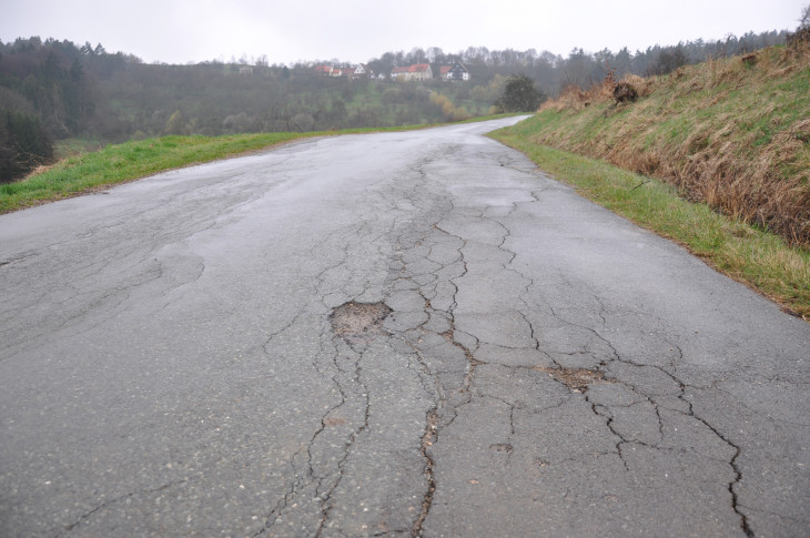 Die marode Straße von Freiröttenbach nach Lillinghof soll heuer saniert werden.