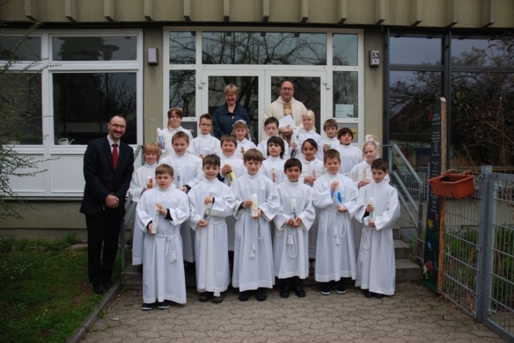 Die diesjährigen Erstkommunionkinder in Hersbruck zusammen mit Religionslehrer Matthias Schneider-Deuchler (links), Pastoralreferentin Ursula Clasen und Stadtpfarrer Wunnibald Forster. Foto: G. Wiesner