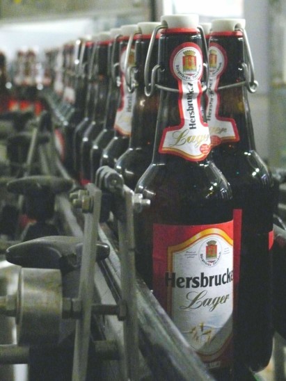 Tausende von Flaschen rollen täglich in der Bürgerbräu vom Fließband. Foto: U. Meckler