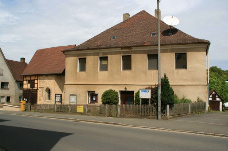 Das sanierungsbedürftige alte Schulhaus neben der Willibaldskapelle vermittelt von außen einen eher trostlosen Eindruck. Der Gemeinde fehlt das Geld für die Sanierung, sie möchte das Gebäude daher am liebsten verkaufen. Foto: D. Haas