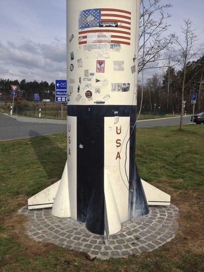 Vor der Renovierung war die Saturn V mit etlichen Schmierereien und Aufklebern verunstaltet. Jetzt entspricht sie noch mehr dem Original. Foto: Zuber