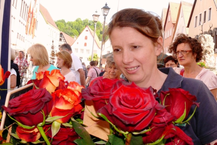 Die Tanzimpuls-Mädchen sorgten ebenso für Farbe wie die Schnittrosen bei Blumen-Wendler. Foto: Ruppert