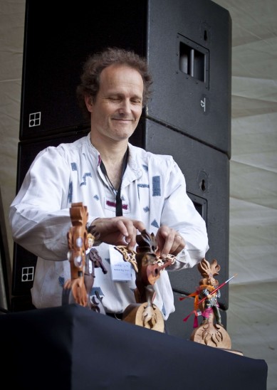 Ulf Geer hat jede „Ruth“ individuell für den geehrten Künstler gestaltet (v. links): mit durchsichtigen Linsen, Gitarre und Pinsel. Foto: privat
