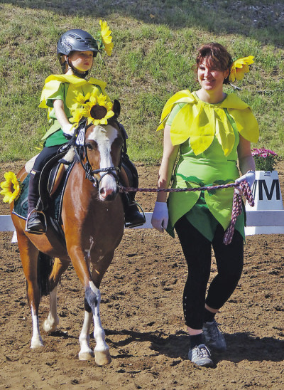 Beim Wettbewerb der Reiter mit den originellsten Kostümen wurde „Sonnenblumenkind“ Sophia Weid mit Moonshadow prämiert.