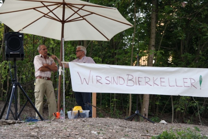 Die Botschaft der Altstadtfreunde ist klar. Vereinsmitglied Jürgen Winkler (rechts) interviewt Hannes Bohner, der die Grundstückseigner vertritt, zum Hergang des Hausabbruchs und zur Zuschüttung der Keller. Foto: M. Strauß