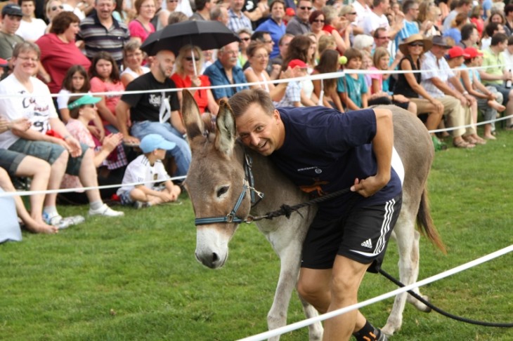 Sieger unter sich: der Schlusstreiber herzt Molli nach dem Gewinns des Großen Preises von Hersbruck. Das schnelle, siebenjährige Langohr stammt aus dem Gestüt Jutta Prößl bei Weiden. Foto: J. Ruppert
