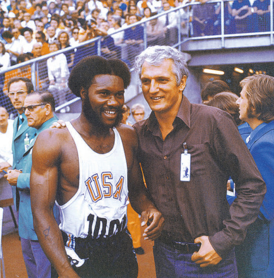 Martin Lauer bei den Olympischen Spielen 1972 mit dem US-Amerikaner Rod Milburn, der Lauers damals 13 Jahre alten Weltrekord über 110 Meter Hürden einstellte.