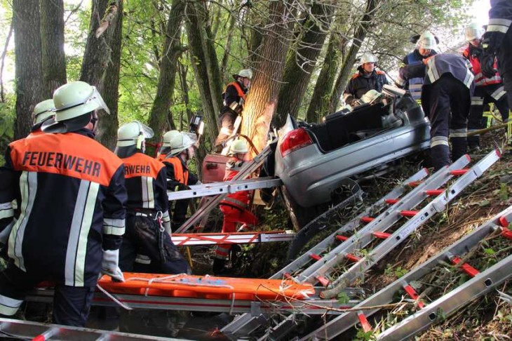 Schwieriger Einsatz für die Feuerwehr: Das Wrack musste erst aus der Böschung gezogen werden. Foto: Schuster