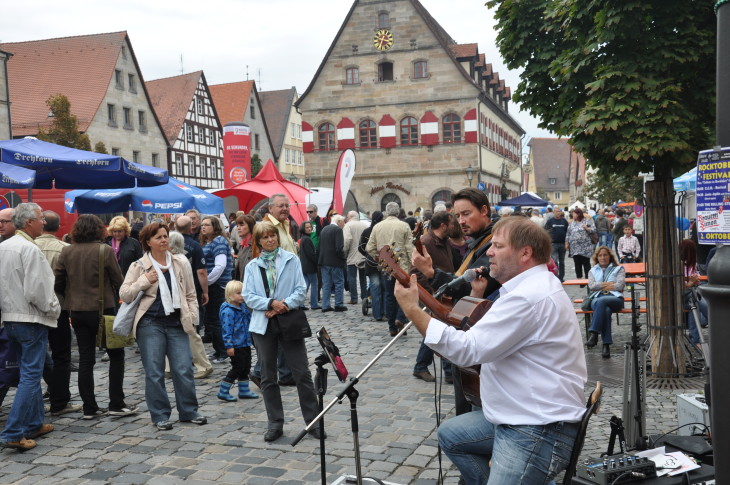 Doppelte Premiere: Der untere Markt war bei der Premiere der Straßenmusiker erstmals Fußgängerzone
