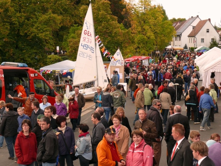 Fußgängerzone statt Autoverkehr: Die 15. Auflage des Tages der Regionen hat Happurg gestern einen Besucheransturm beschert. Foto: J. Ruppert