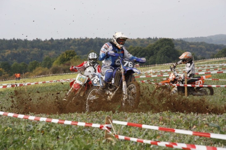 Diese Motocrosser waren nur einige der über einhundert Starter beim „Juraduro“-Rennen im Acker. Foto: A. Pitsch