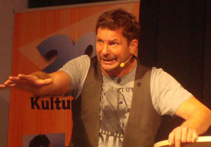 Kabarettist Bernd Regenauer – selbst Behringersdorfer – durfte den Bürgersaal einweihen. Foto: Berg