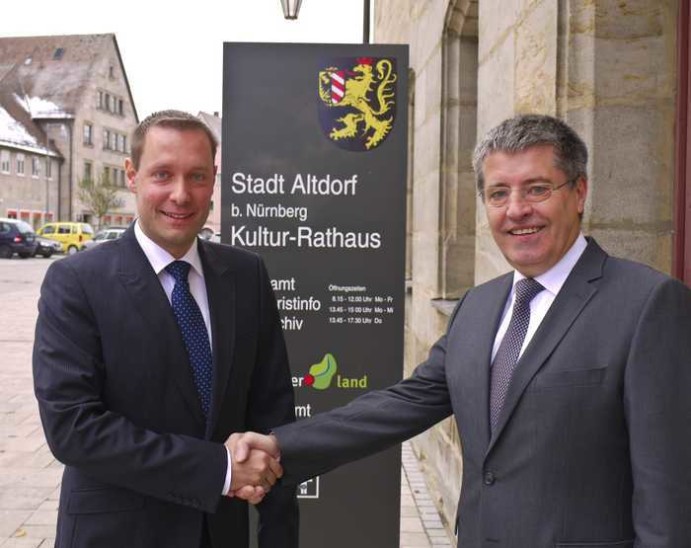 Beglückwünschten sich zur neuen Außenstelle des Landratsamtes in Altdorf: Landrat Armin Kroder (links) und Altdorfs Bürgermeister Eroch Odörfer. Foto: Kappes