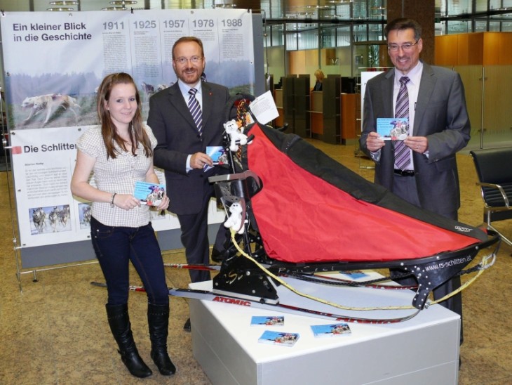 FSSC-Musherin Jasmin Czerwek aus Pfeifferhütte, die bei den Frankonia Open in zwei Klassen antritt, mit den Sparkassen-Vertretern Otfried Bürger und Klaus Hill vor der Ausstellung in der Sparkassen-Geschäftsstelle in Lauf. Foto: K. Bub