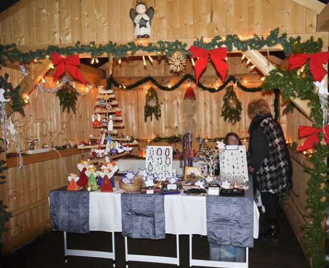 Das Christkind eröffnet ganz offiziell seinen Markt und lädt – nicht nur – die Kinder ein (links). Kerzen, Engel, Sterne – Weihnachtsschmuck in allen Stilrichtungen war auf dem Markt geboten