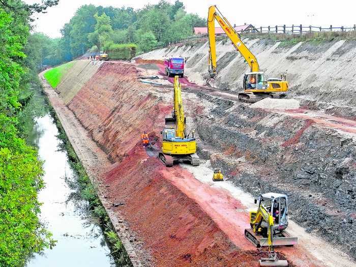 Zwei Jahre waren die Bagger am Dörlbacher Einschnitt im Einsatz, um den dort ins Rutschen gekommenen steilen Böschungshang abzuflachen und zu erneuern. 80. 000 Kubikmeter Material wurden hier bewegt. Foto: Schrödel