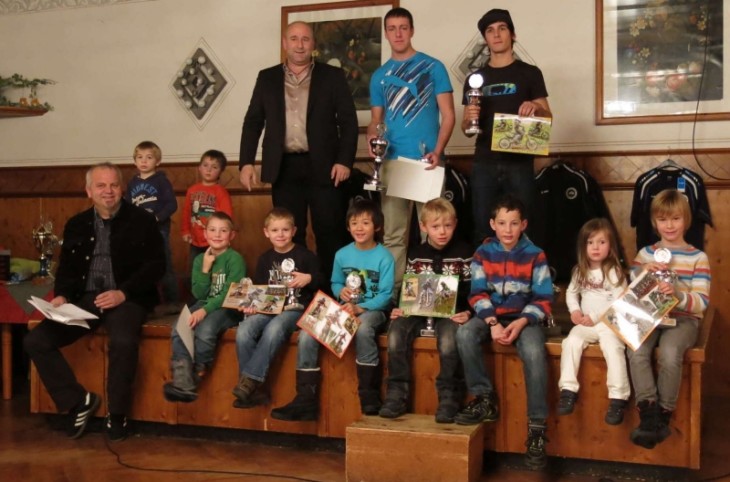 So fliegen die Motocrosser über die Pisten: Leo Aepler war darin in der Vereinsmeisterschaft und bundesweit sehr erfolgreich. Daher bekamen er und seine erfolgreichen Mitstreiter nun ihre Pokale (Bild).