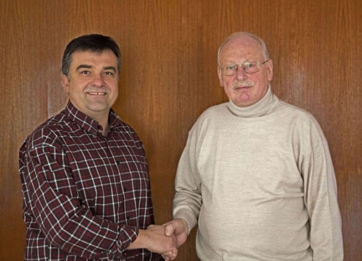 Vorsitzender Bernd Heidner (links) beglückwünscht Georg Lehr zu seiner Ehrenmitgliedschaft. Foto: M. Lehr