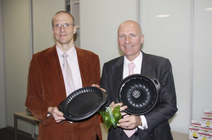 Marketing-Chef Robert van Loosen (links) und Firmenchef Alexander Fackelmann zeigen die neuen Kunststoff-Backformen. Foto: A. Pitsch