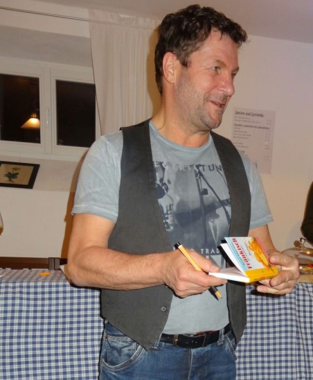 Geduldig signierte Kabarettist Bernd Regenauer nach dem Auftritt auch noch sein neues Wörterbuch „Fränkisch für Anfänger“. Foto: S. Fuchs