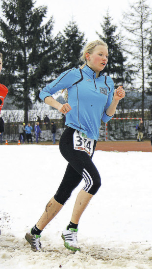 Podestplätze bei den Bayerischen Crosslauf-Meisterschaften erreichten Michelle Braun aus Ottensoos (oberes Bild) und Tim Wecera (rechts vorn im unteren Bild) von der LG Röthenbach