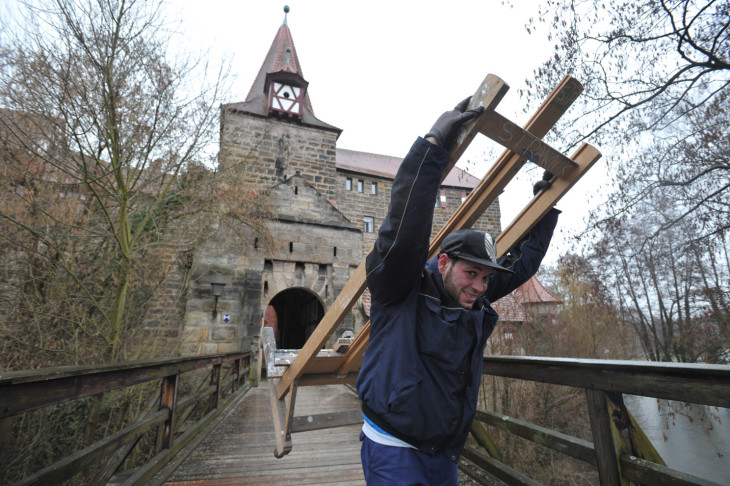 Ihre Kunstwerke haben die Studenten schon mitgenommen, für die Möbelpacker bleiben vor allem Schränke, Tische und Staffeleien. Foto: Sichelstiel