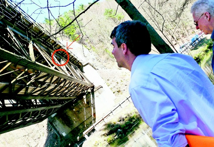 Sirko Kellner von der DB Netz zeigt, wo an der Brücke zwischen Rupprechtstegen und Lungsdorf der Stahlträger abgebrochen ist (Pfeil). Foto: K. Bub