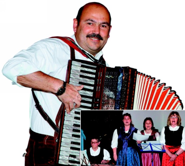 Aus Hirschbach kam das Duo Rudi und Gerald und erheiterte mit dem  Akkordeon die Gäste im Wirtshaus in Henfenfeld. Die Sitzweil unterliegt keiner festen Ordnung: Jeder darf spielen, worauf er Lust hat. Das kleine Bild unten zeigt die Röttenbacher Sängerinnen. Fotos: Johann Dechant