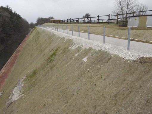 An dieser Stelle sollten Kinder besser nicht unbeaufsichtigt spielen. Hinter dem Geländer geht es etliche Meter steil nach unten Richtung Kanal.